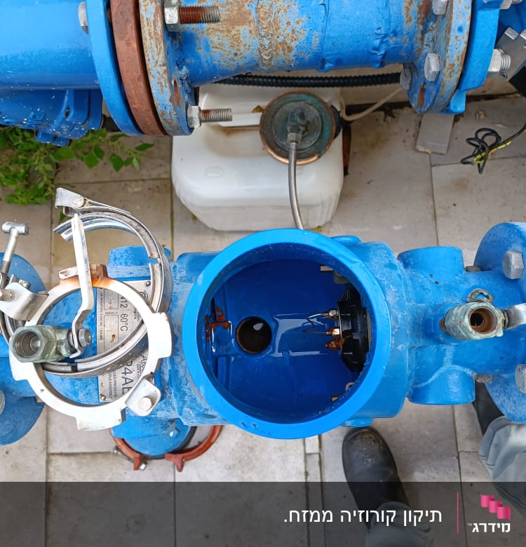 צנרת כחולה עם ברזים וכלי עבודה